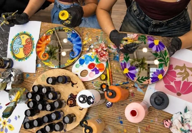Participants creating colorful hand-painted mirrors at a workshop in Istanbul
