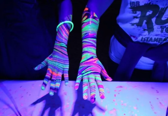 Neon marbling art workshop in Istanbul under UV light