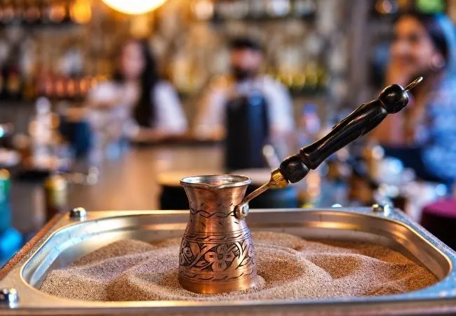 砂の上で楽しむ伝統的なトルココーヒー体験